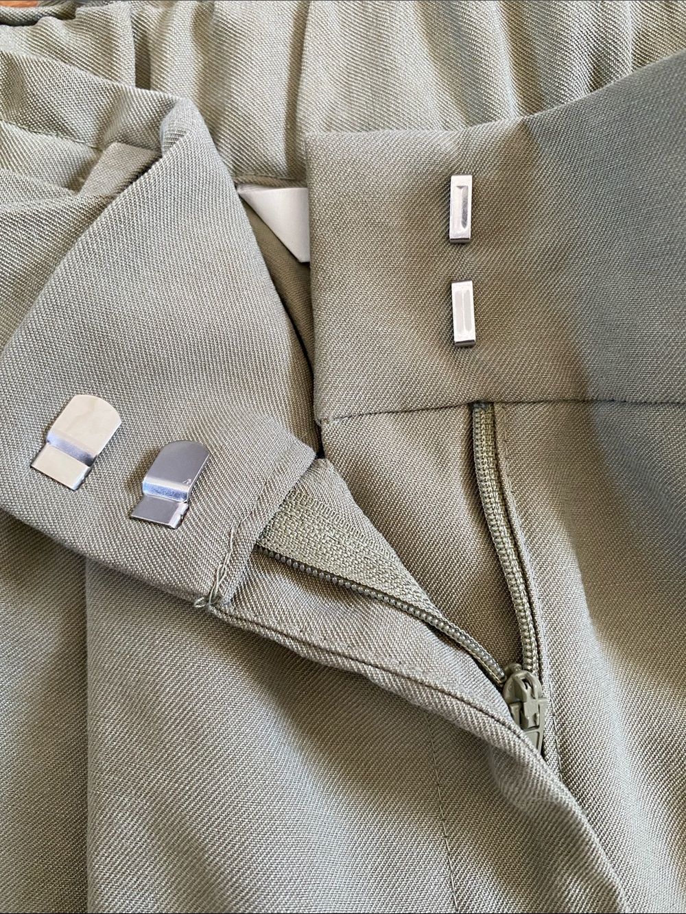 H&M Women’s Olive High-Waisted Tie-Waist Shorts EUC Size 6 - Picture 4 of 5